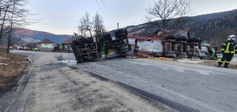 VIDEO: Pericol de explozie, locuitori evacuați și trafic blocat după ce o cisternă cu xilen s-a răsturnat la Grințieș, ZCH NEWS - sursa ta de informații