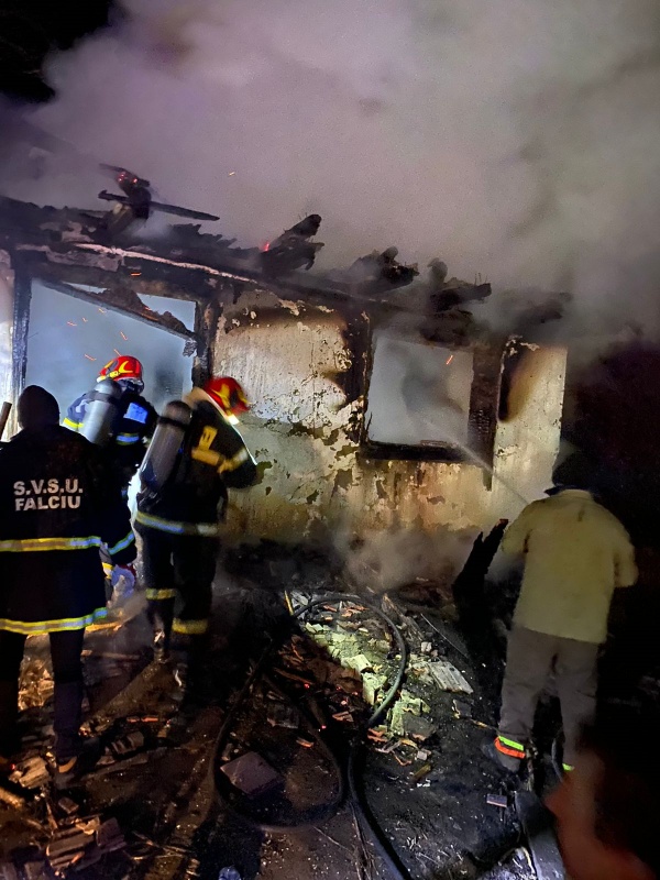Bărbat decedat într-un incendiu de la o lumânare lăsată nesupravegheată