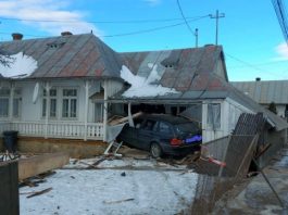 Accident spectaculos la Humulești: a ”parcat” direct în casa unui om