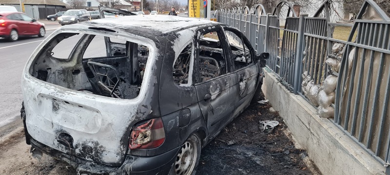 Știre actualizată. O mașină a luat foc în sensul giratoriu din apropierea casei primarului Carabelea, ZCH NEWS - sursa ta de informații