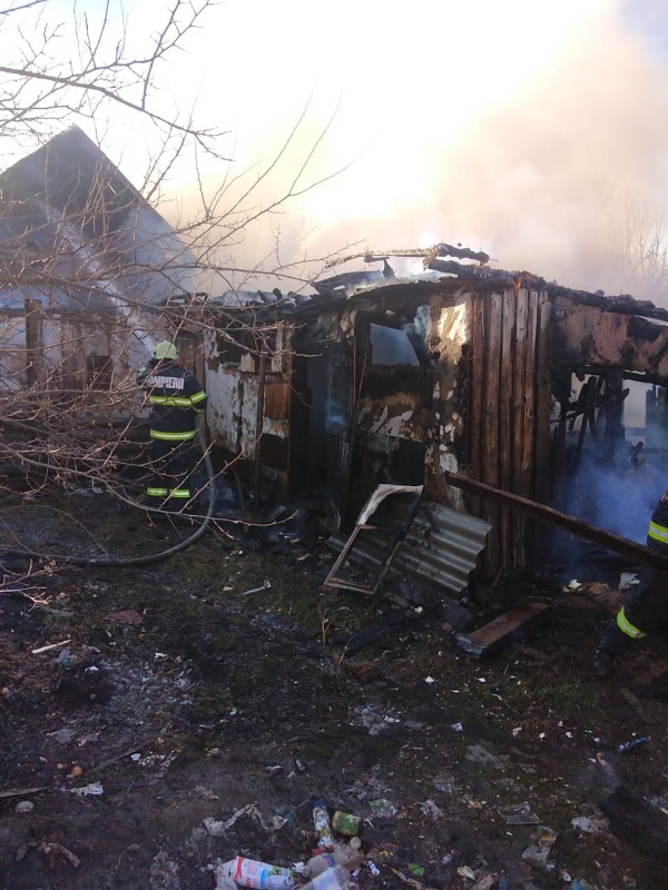 Târgu Neamț. Au rămas fără acoperiș din cauza unui scurtcircuit electric, ZCH NEWS - sursa ta de informații