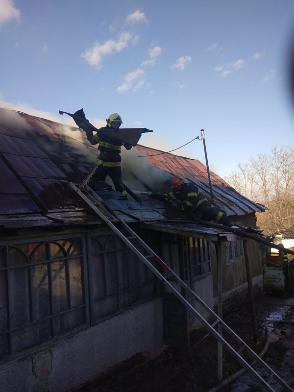 Târgu Neamț. Au rămas fără acoperiș din cauza unui scurtcircuit electric, ZCH NEWS - sursa ta de informații