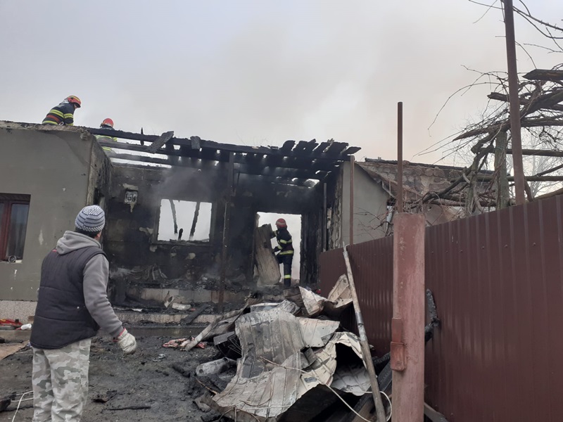 Incendiu devastator la Poienari: o familie cu doi copii a rămas fără casă! Primarul comunei promite ajutor, ZCH NEWS - sursa ta de informații