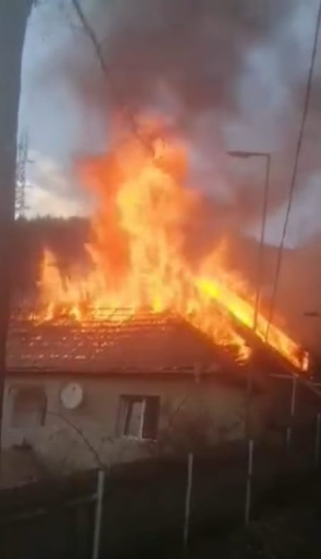 Două case afectate de flăcări, la Pângărați