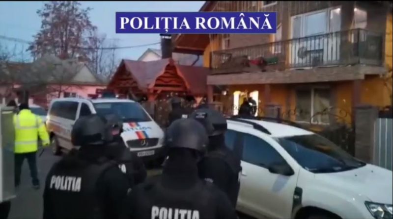 VIDEO: Târgu Neamț – percheziții ample la suspecți de înșelăciune prin metoda „creditul”