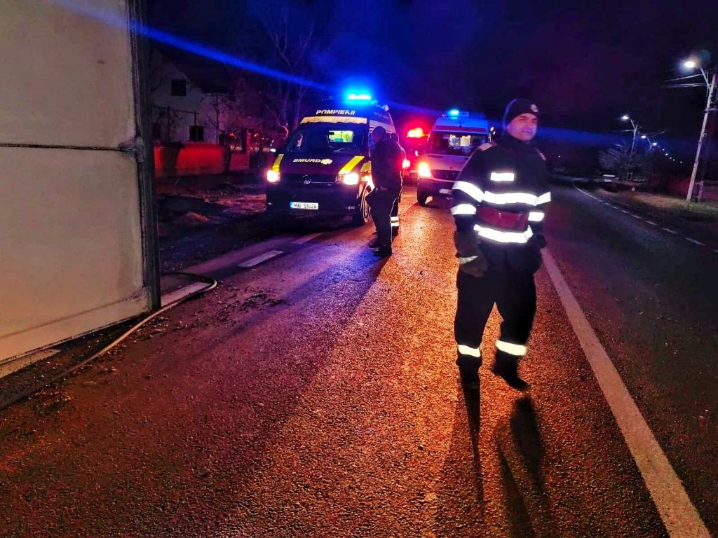 FOTO: TIR din Ungaria răsturnat la Miroslăvești, ZCH NEWS - sursa ta de informații