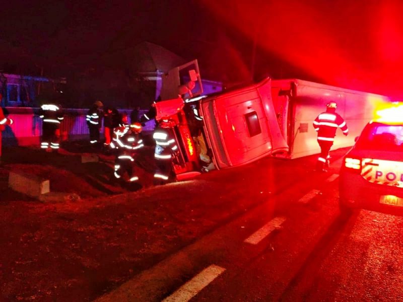 FOTO: TIR din Ungaria răsturnat la Miroslăvești