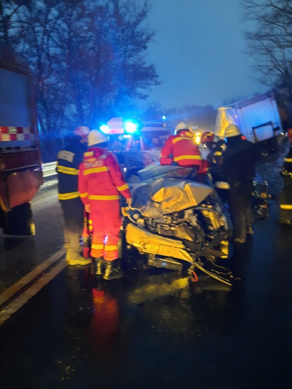 Doi morți și un rănit grav după coliziunea dintre un TIR și un autoturism, ZCH NEWS - sursa ta de informații