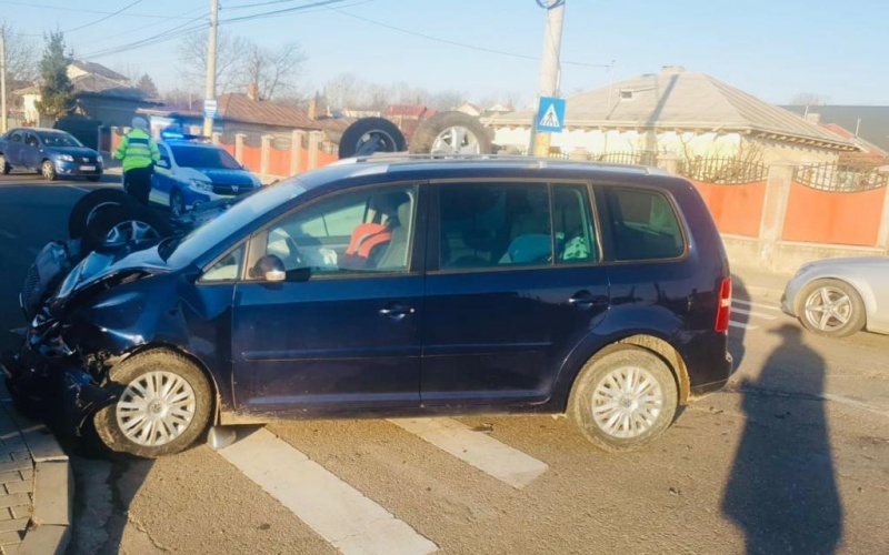 FOTO. Doi răniți după un accident grav la Roman, ZCH NEWS - sursa ta de informații