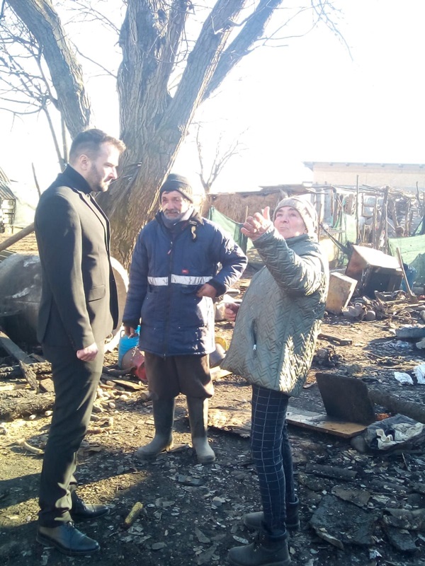 Neamț. O familie rămasă fără casă după un incendiu primește sprijin din partea Instituției Prefectului, ZCH NEWS - sursa ta de informații