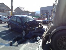 FOTO. Piatra Neamţ. Şofer rănit după ce mașina pe care o conducea a lovit o betonieră