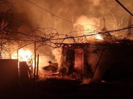 Pompierii au muncit 4 ore la un incendiu, după ce proprietarul a adormit cu ţigara aprinsă