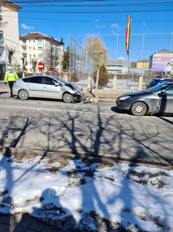 FOTO: Târgu Neamț – coliziune în fața colegiului „Ștefan cel Mare”, ZCH NEWS - sursa ta de informații