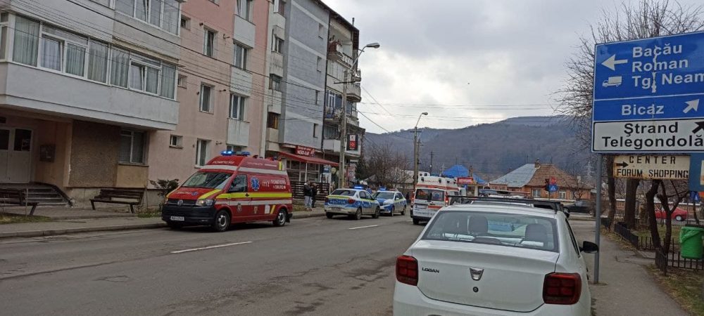 Bărbat dus cu mascaţii la spital