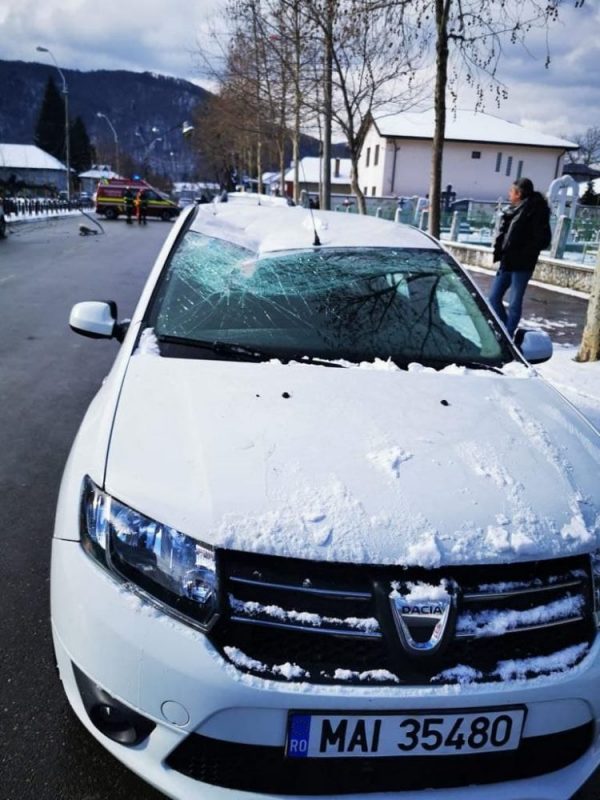 FOTO: Piatra Neamț &#8211; Mașina Poliției Imigrări a fost avariată de un stâlp căzut, ZCH NEWS - sursa ta de informații