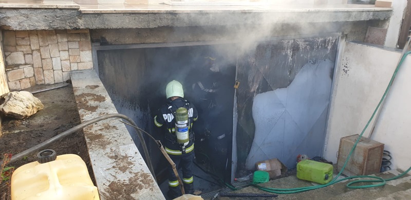 FOTO. Incendiu în garajul unei case din Piatra Neamţ, ZCH NEWS - sursa ta de informații