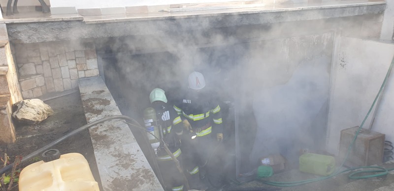 FOTO. Incendiu în garajul unei case din Piatra Neamţ, ZCH NEWS - sursa ta de informații