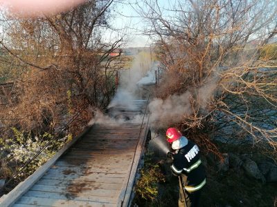 Puntea care leagă Humuleştiul de Târgu Neamţ distrusă de foc, ZCH NEWS - sursa ta de informații