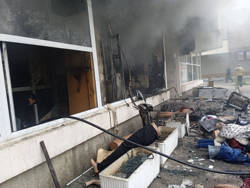 Casa Afacerilor din Roman devastată de flăcări, ZCH NEWS - sursa ta de informații