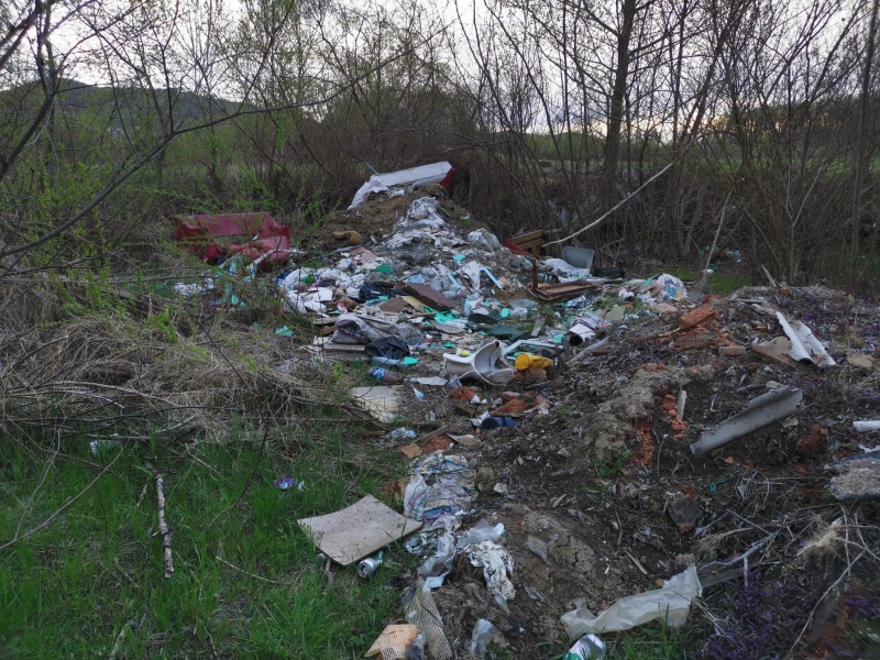 FOTO. Munți de nesimțire și gunoaie la marginea satului Nemțișor, ZCH NEWS - sursa ta de informații