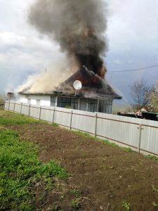 Panică la un incendiu produs de trăsnet în Ghindăoani, ZCH NEWS - sursa ta de informații