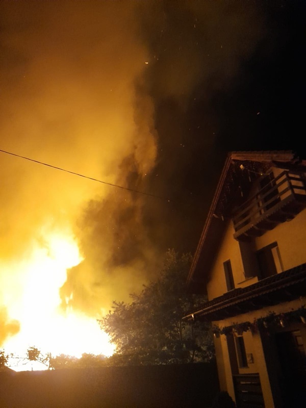 Știre actualizată. Video. Foto. Incendiu noaptea trecută la Roznov, ZCH NEWS - sursa ta de informații