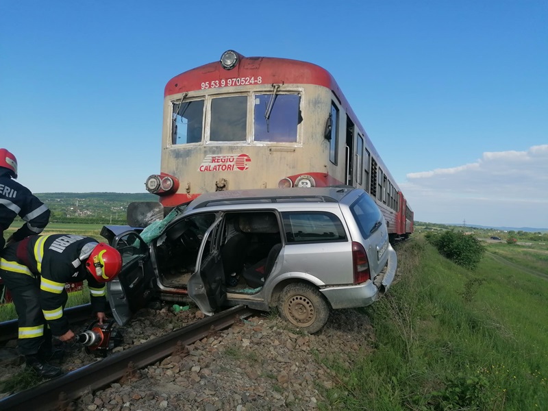 Foto. Trenul Regio spre Iași a lovit în plin un autoturism. O persoană și-a pierdut viața, ZCH NEWS - sursa ta de informații