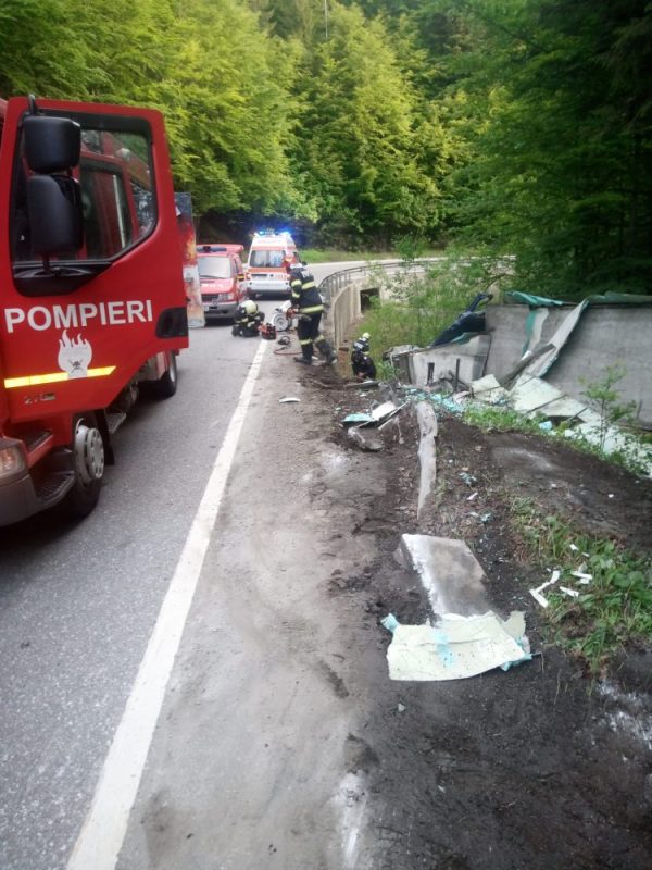 Video. Foto. Un șofer a murit, după ce s-a răsturnat cu mașina într-o râpă la Pipirig, ZCH NEWS - sursa ta de informații