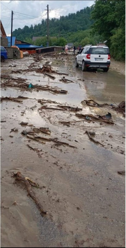 Foto. Apă pe carosabil între satele Stânca și Leghin. Se circulă cu dificultate