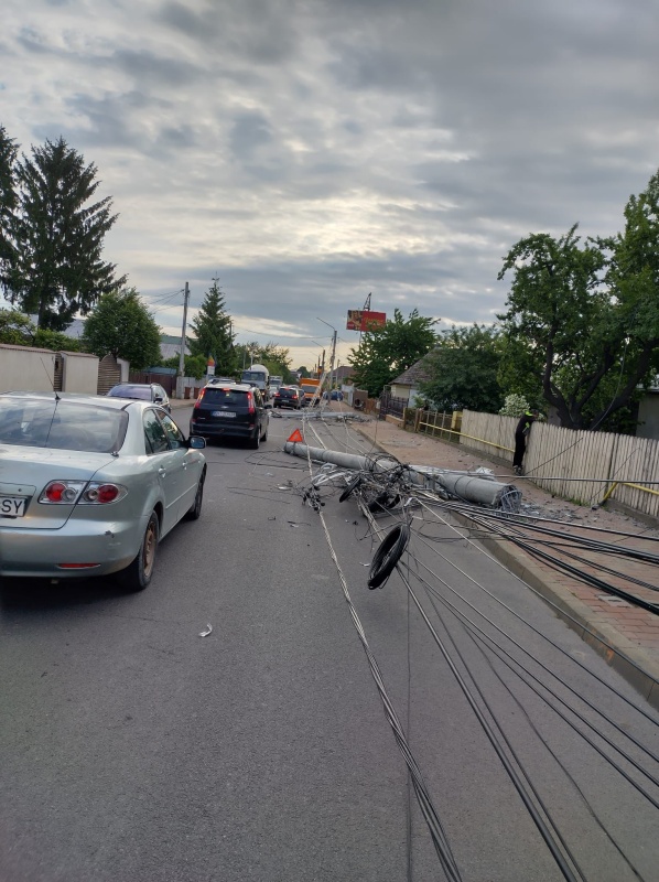 FOTO. VIDEO. Târgu Neamț: Un șofer beat a dărâmat doi stâlpi de electricitate și-a ajuns în spital, ZCH NEWS - sursa ta de informații