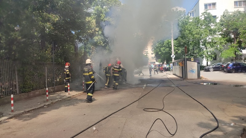 Știre actualizată. Două maşini în flăcări în faţa unei şcoli gimnaziale, ZCH NEWS - sursa ta de informații