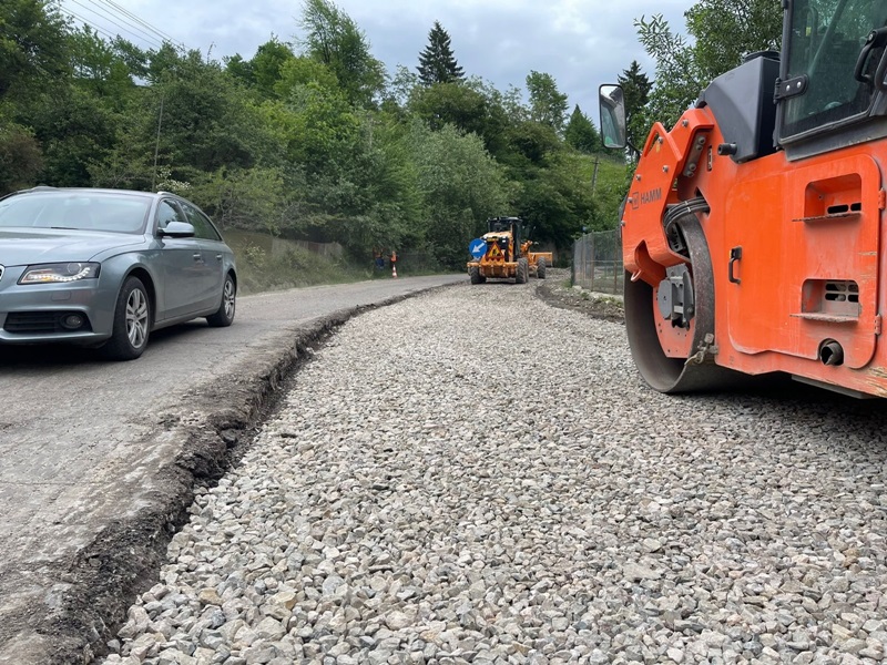 Încep lucrările pentru turnarea de covor asfaltic pe drumul Poiana Largului &#8211; Bicaz, ZCH NEWS - sursa ta de informații