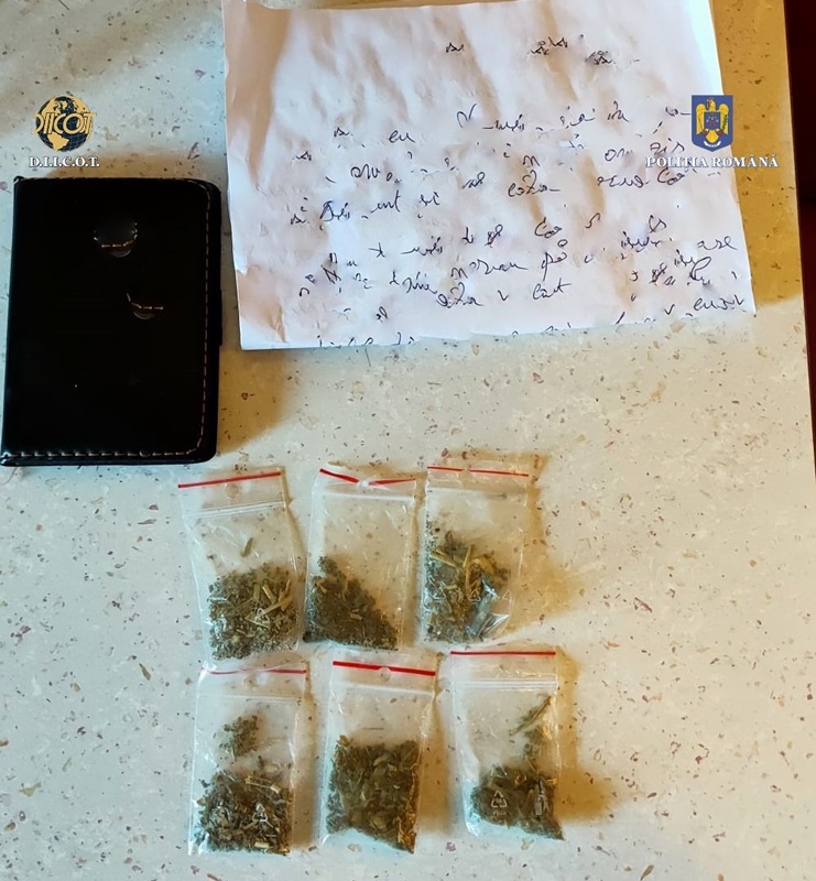 Percheziţii DIICOT pe trafic de droguri în Piatra Neamţ, Roman şi Bacău. Scrisori impregnate cu droguri trimise deţinuţilor!