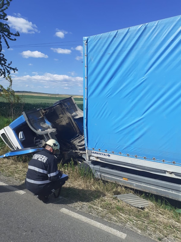 TIR răsturnat lângă Păstrăveni, ZCH NEWS - sursa ta de informații