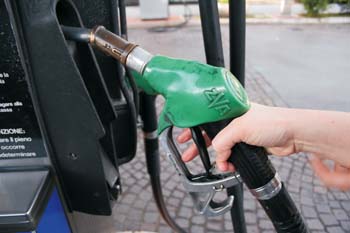 Statul suportă 50 de bani din preţul carburanţilor la pompă