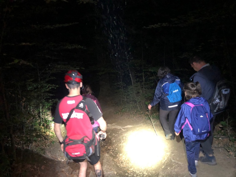 O familie cu doi copii coborâtă noaptea de salvamontiști de pe Ceahlău