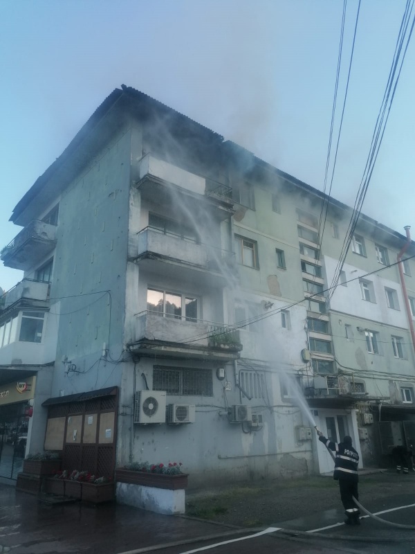Știre actualizată. FOTO. Bicaz: Incendiu la etajul IV al unui bloc din centru. O femeie cu arsuri adusă la UPU Piatra Neamț, ZCH NEWS - sursa ta de informații
