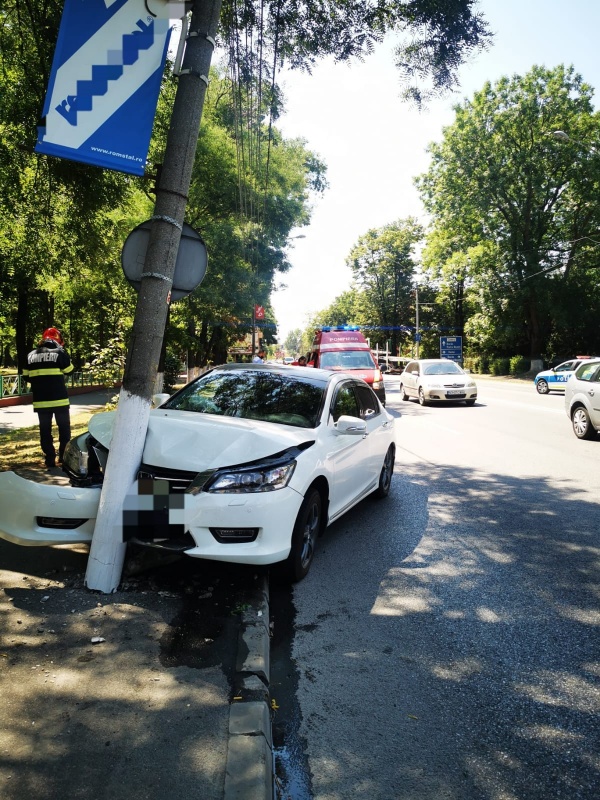 O ucraineancă a intrat cu maşina în stâlp la Roman, ZCH NEWS - sursa ta de informații