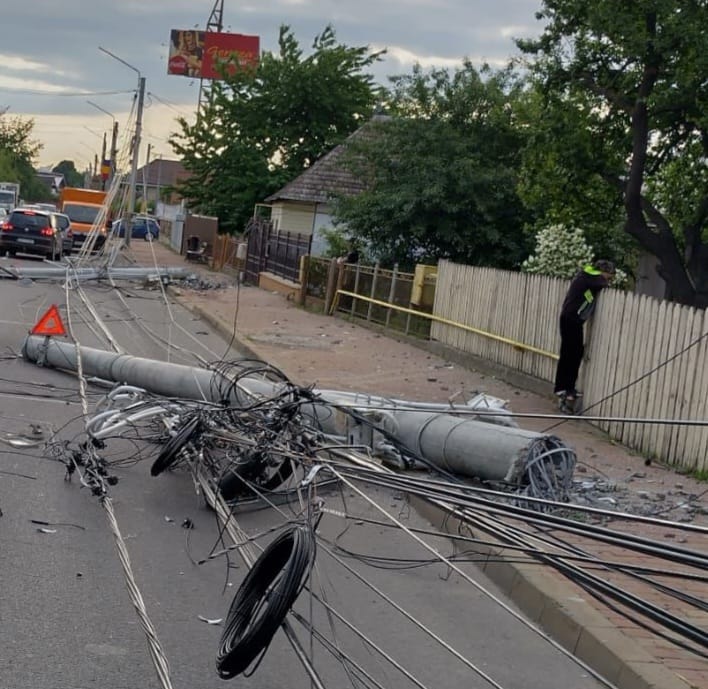 FOTO. VIDEO. Târgu Neamț: Un șofer beat a dărâmat doi stâlpi de electricitate și-a ajuns în spital, ZCH NEWS - sursa ta de informații