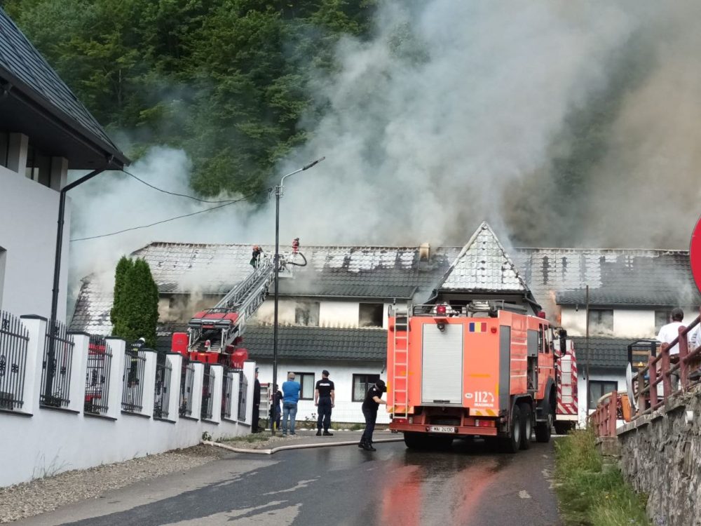 VIDEO. Arde un motel din Bicaz