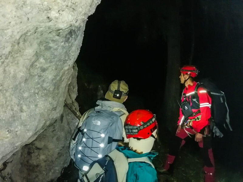 FOTO. Doi turiști salvați de Salvamont în urma unei intervenții în miez de noapte în Ceahlău, ZCH NEWS - sursa ta de informații