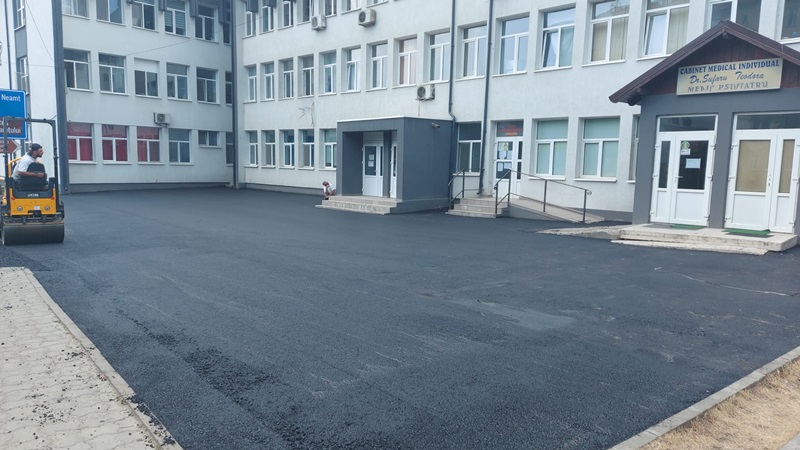 Târgu Neamț: Lucrări de reparații asfaltice în parcarea Policlinicii, ZCH NEWS - sursa ta de informații