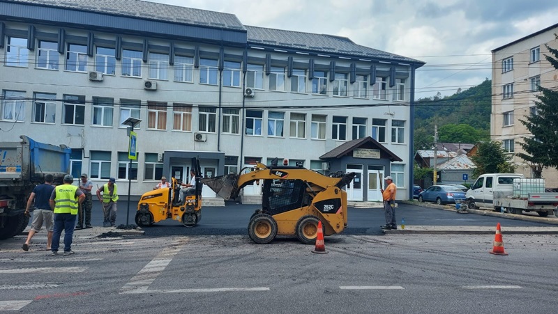 Târgu Neamț: Lucrări de reparații asfaltice în parcarea Policlinicii, ZCH NEWS - sursa ta de informații