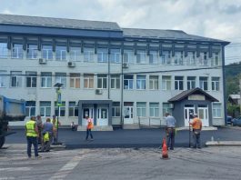 Târgu Neamț: Lucrări de reparații asfaltice în parcarea Policlinicii