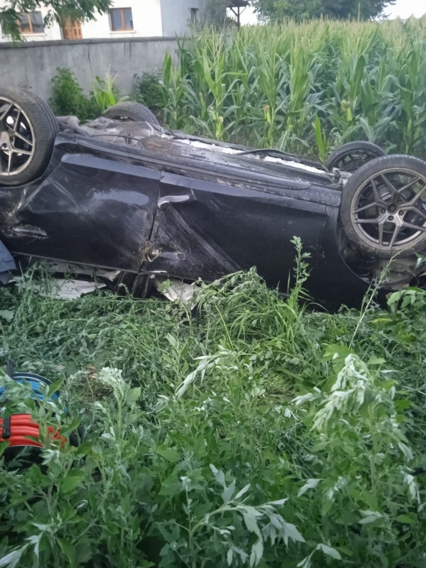 Doi tineri răniți grav după ce mașina în care se aflau s-a răsturnat