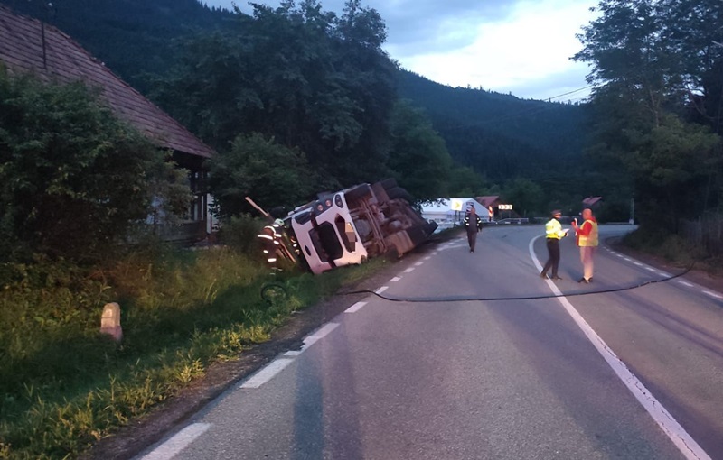 Autocamion răsturnat în câmp, ZCH NEWS - sursa ta de informații