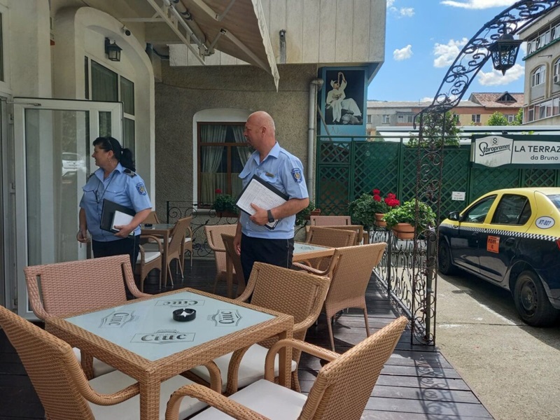 Jumătate din terasele sezoniere verificate de Poliția Piatra Neamț funcționează fără avize