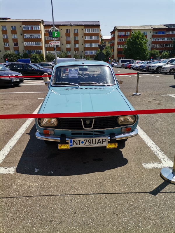 FOTO. Video. Expoziție auto cu mașini de epocă în parcarea Shopping City Piatra Neamț, ZCH NEWS - sursa ta de informații
