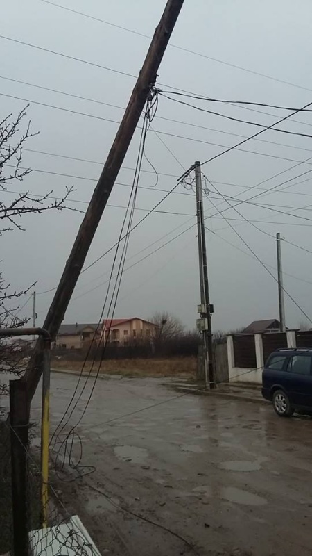 Stâlpi de telefonie căzuți… „la datorie” în Roznov