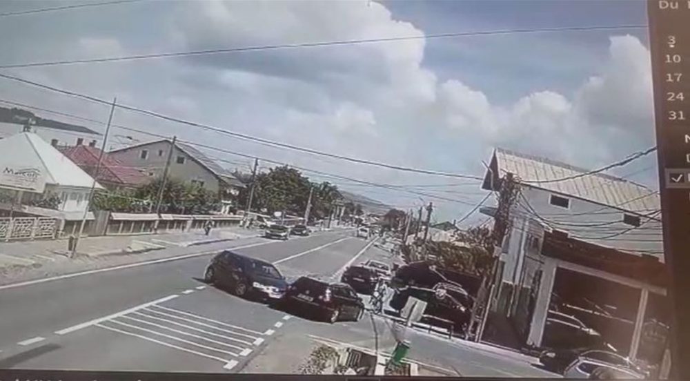 Video. La un pas de tragedie – o mașină a intrat într-o biciclistă, pe trotuar